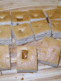 Una foto de Cuadrados de Torta-Frola con membrillo y batata