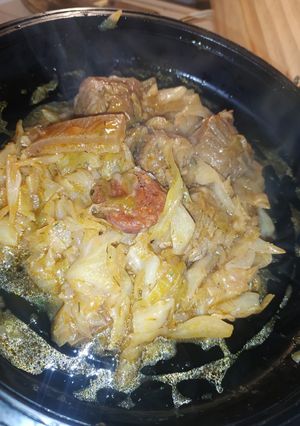 O poză a rețetei Varză călită cu carne de porc.