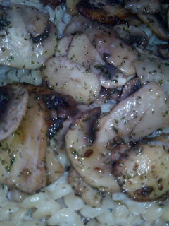 Una foto de Fusili con champiñones