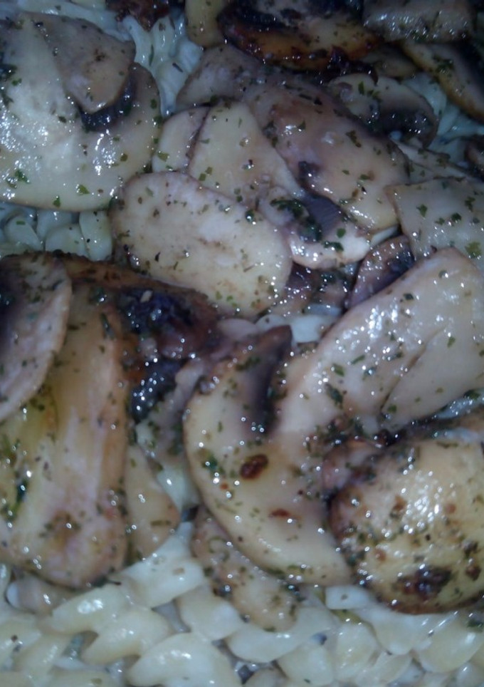 Una foto de Fusili con champiñones