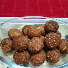 A picture of Anondo Naru or Sesame Coconut Laddoo.