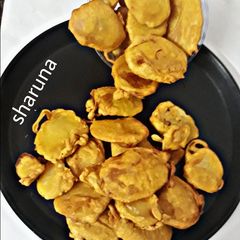 A picture of Potato pakoras.