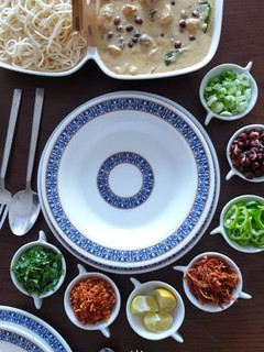 A picture of Burmese Curry with Noodles.