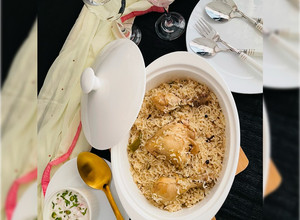 A picture of Chicken Yakhni Pulao.