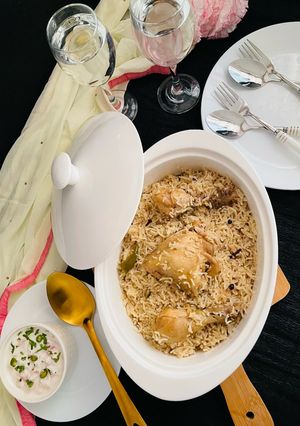 A picture of Chicken Yakhni Pulao.
