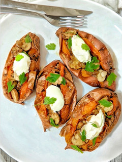 Una foto de Boniatos asados rellenos de portobellos