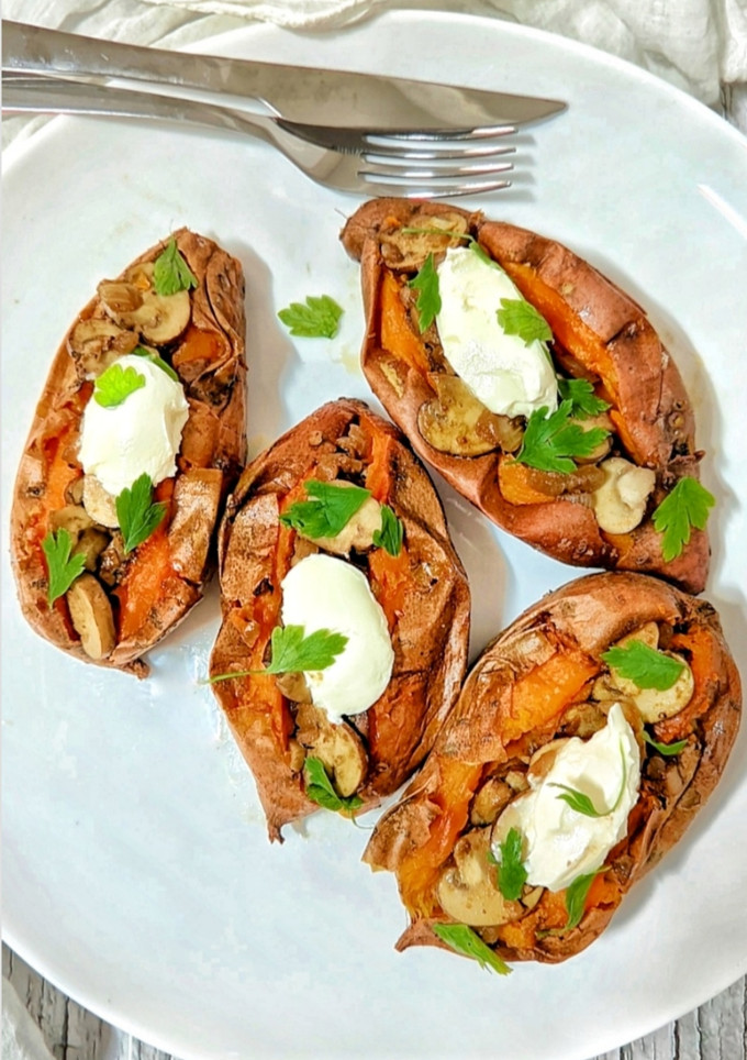 Una foto de Boniatos asados rellenos de portobellos