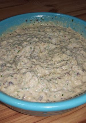 Una foto de Hummus de garbanzos y porotos colorados (con provenzal fresco)