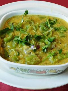 முட்டைகோஸ் குடைமிளகாய் பொரிச்ச கூட்டூ (Cabbage kudaimilakaai poricha kootu recipe in tamil) செய்முறை முக்கிய புகைப்படம்