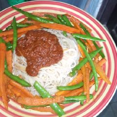 A picture of Vegetable pasta with fish sauce.