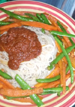 A picture of Vegetable pasta with fish sauce.