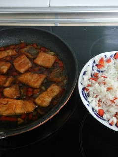 Una foto de Salmón Noruego con arroz