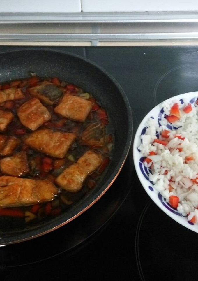 Una foto de Salmón Noruego con arroz