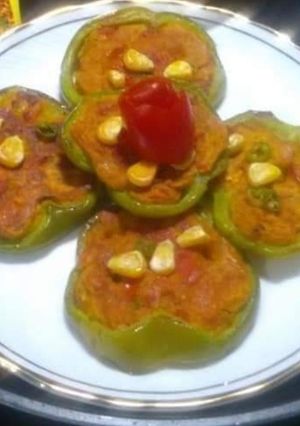 स्टफिंग शिमला मिर्च (stuffing shimla mirch recipe in Hindi) रेसिपी मुख्य फोटो