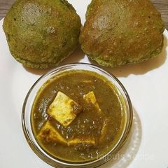 A picture of Palak paneer with palak poori.