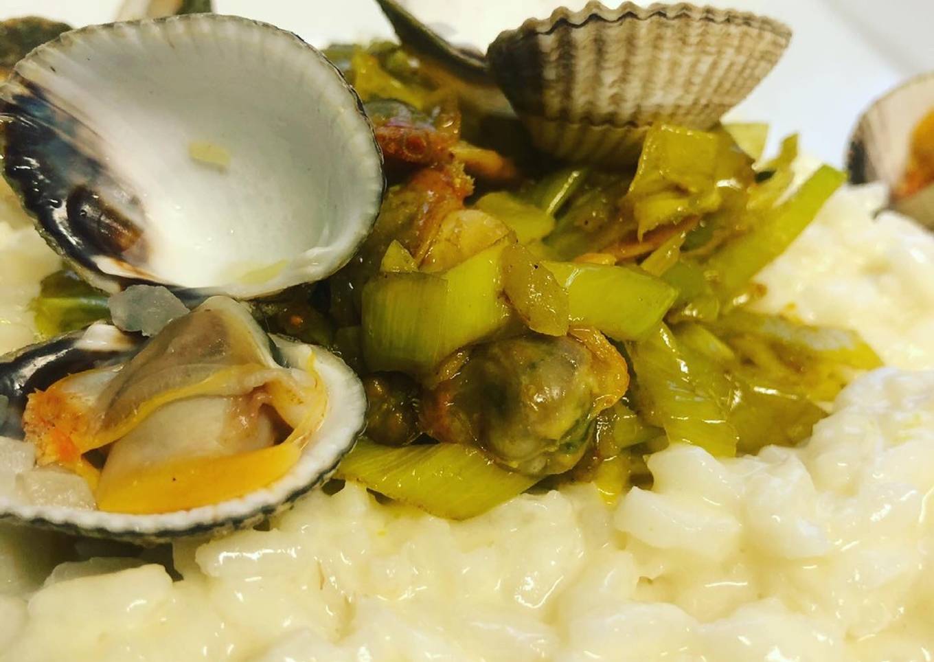 Risotto aux coques, poireaux, curry et romarin
