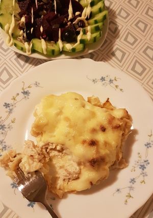 Une photo de Gratin de pomme de terre et blanc de poulets à la sauce béchamel