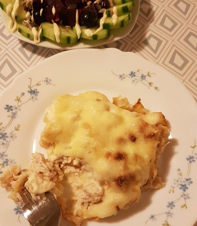 Une photo de Gratin de pomme de terre et blanc de poulets à la sauce béchamel