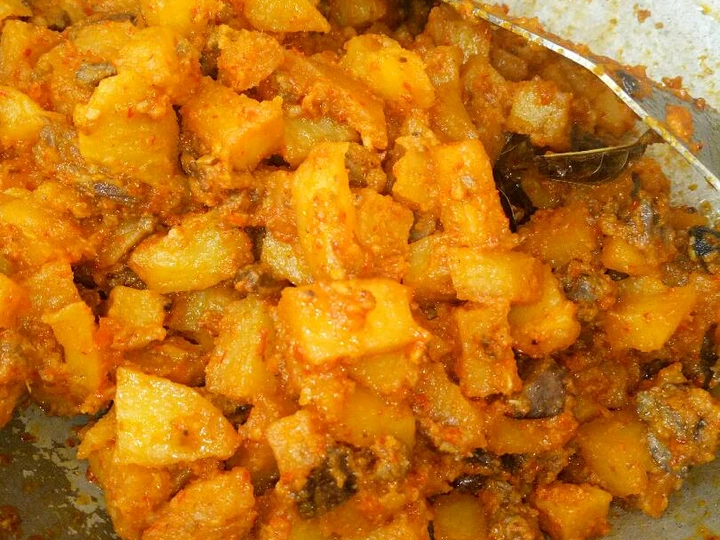 Cara Mudah Membuat Resep Sambal goreng kentang plus ati ayam yang Uenak Anti Ribet, Uenak Banget