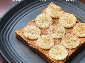Hình của món Toast chuối và bơ đậu phộng.