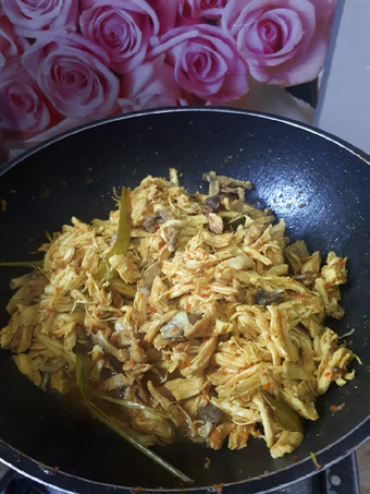 Resep Ayam Suwir Pedas Gurih Praktis