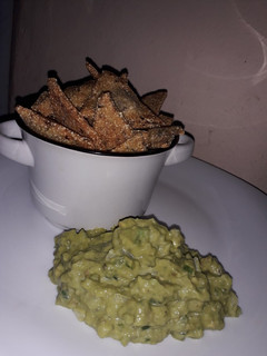 Una foto de Nachos /doritos con guacamole