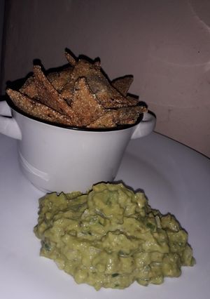 Una foto de Nachos /doritos con guacamole