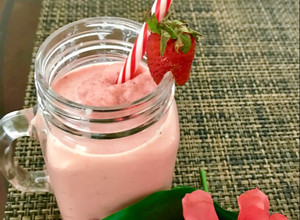 Una foto de Smoothie de yogurt, fresas y banana