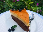 Una foto de chocoflan con caramelo