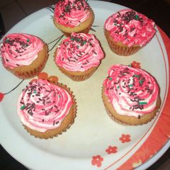 A picture of Vanilla cupcakes with frosting.