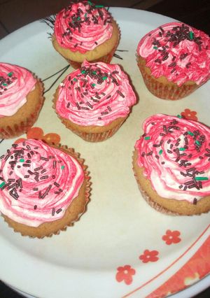 A picture of Vanilla cupcakes with frosting.