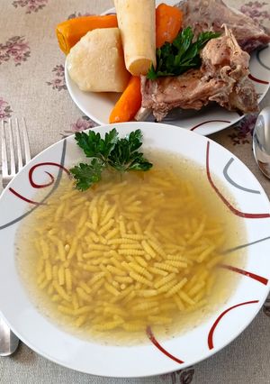 Marha és sertés csontból főtt erőleves recept fotója