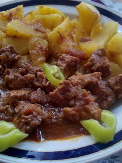 Csülökpörkölt főtt burgonyával recept fotója