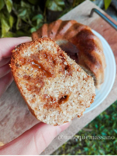 Una foto de Budín de coco y dulce de leche (@untoquemassano)