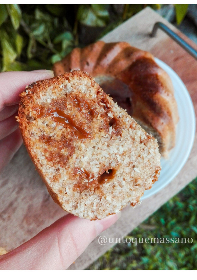 Una foto de Budín de coco y dulce de leche (@untoquemassano)
