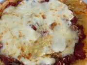 Una foto de provolone y huevo