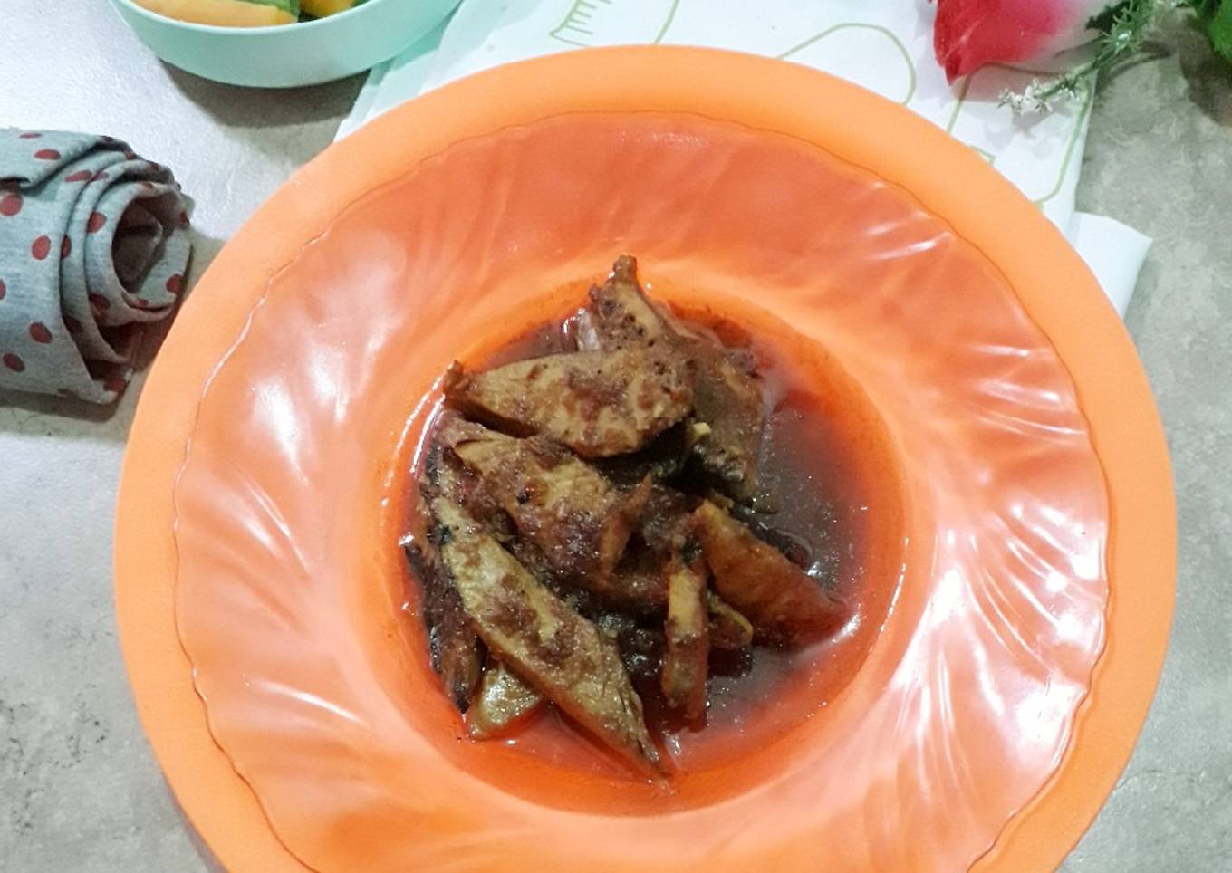Rica-rica ikan tongkol keranjang
