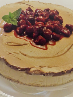 Una foto de Tarta de queso de limón y chocolate con cerezas, sin horno