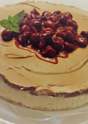 Foto principal de Tarta de queso de limón y chocolate con cerezas, sin horno