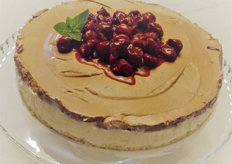 Tarta de queso de limón y chocolate con cerezas, sin horno