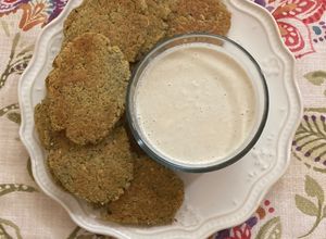Una foto de Tortitas de garbanzo con salsa de ajonjolí