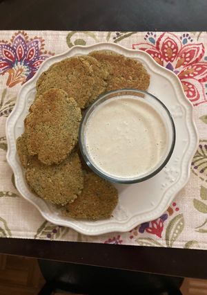 Una foto de Tortitas de garbanzo con salsa de ajonjolí