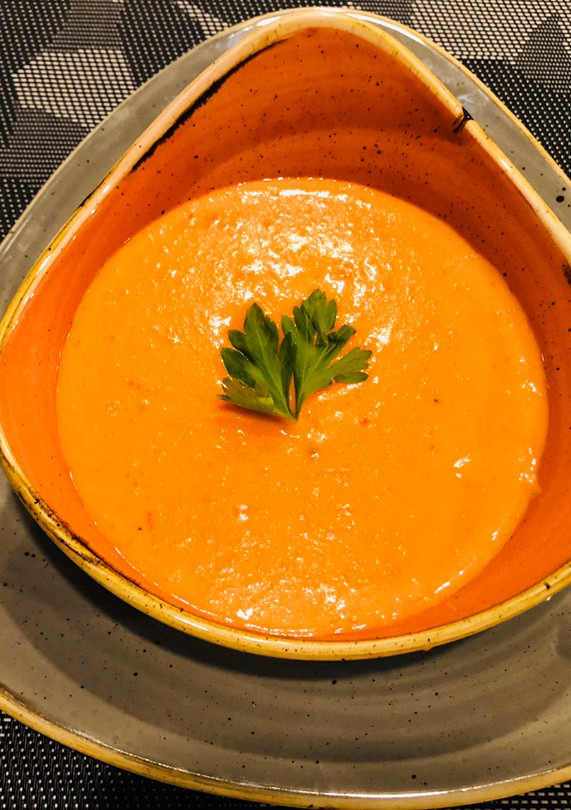 Una foto de Crema de tomates con queso azul