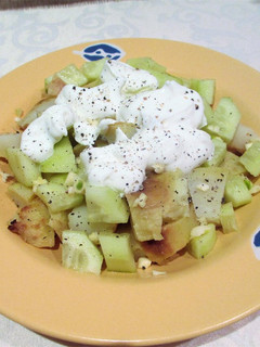 Una foto de Ensalada griegacon patatas asadas-fácil