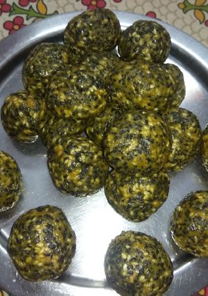 मिक्स काले तिल के लड्डू (mix kale til ke laddu recipe in hindi) रेसिपी मुख्य फोटो