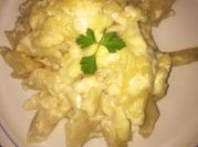 Una foto de macarrones con queso y crema