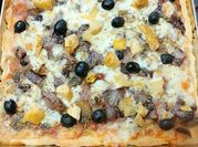 Una foto di pasta funghi, speck e