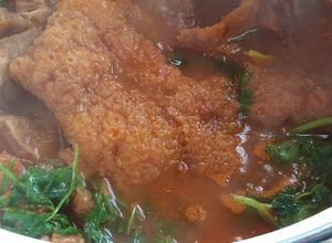 Una foto de Chicharrón en salsa roja