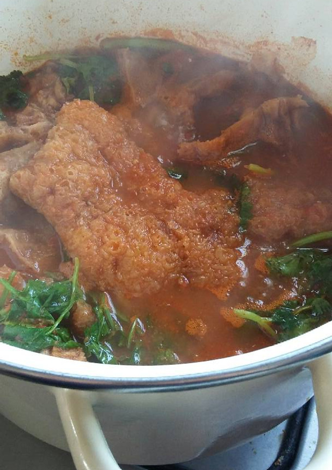 Una foto de Chicharrón en salsa roja