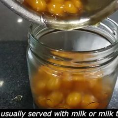 A picture of Mango boba with milk.